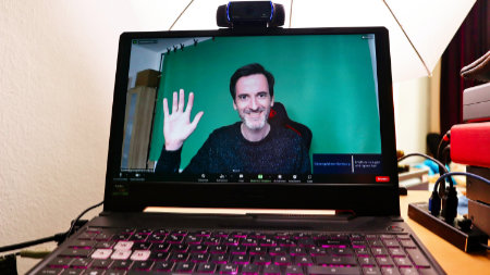 Online Gesangsunterricht mit Thorsten vor der Webcam an einem Laptop