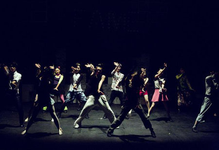 Musicaldarsteller Ausbildung - Tanzende Gruppe auf einer Theaterbühne